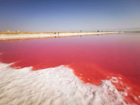 마할루 호수 – 분홍빛 호수