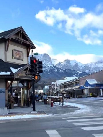 Canmore Winter Travel Guide is here! 🌨️🏔️

Canmore Alberta in winter is a fairytale world covered in snow. Upon arrival, you're greeted by pure white snow-covered roads, and the endless snow-capped mountains under the blue sky are incredibly soothing. The buildings on the city's edge create a low-key yet modern atmosphere; walking along the streets feels like your entire being is awakened by the refreshing snow! With snow, modern architecture, and expansive snow-capped mountains in the distance, it's perfect for winter outdoor enthusiasts to explore!

Highlights│Canmore's Snowscape: A Complete "Culture + Nature" Experience

Canmore offers more than just spectacular snow-capped mountains and glaciers. The city's modern architecture and Chinese restaurants add to the charm, making it ideal for travelers who want to enjoy nature and experience local life. Sunny days with snow make for incredibly relaxing outdoor activities—skiing, walking, or enjoying delicious food—it's all so chill!

▍Attractions Recommendation

1️⃣ Main Street
Walking along Canmore's Main Street, you can admire the snow-covered modern buildings on both sides, as well as many unique shops and cafes. Hidden away are some small Chinese restaurants, highly recommended for a hot bowl of soup noodles on a snowy day.

Address: 8 Street, Canmore, AB
Opening Hours: Most shops 10:00-18:00, restaurants open until 21:00

2️⃣ Bow Valley & Three Sisters Viewpoint: A stunning spot for photos of the snow-capped mountains! Take a walk along the Bow Valley River Trail for breathtaking views of the Three Sisters Mountains. In winter, when snowflakes fall, you'll see many photographers capturing the scenery. The trail is flat and safe, perfect for a family walk.

Address: Bow Valley Trail, Canmore
Free admission

3️⃣ Recommended Chinese Restaurant – Canmore Chinese Restaurant: Enjoy a bowl of hot soup amidst the snow in winter.