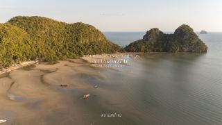 บ้านเกาะเตียบ Baankohteab 

ชุมชนชาวประมงเล็ก ๆ ริมทะเลในจังหวัด ชุมพร

ที่ยังใช้ชีวิตกันแบบเรียบง่าย

มีบ้านไม้ เรือประมง ลมทะเลเย็น ๆ 

ช่วงเย็นคือเวลาที่ตกหลุมรักที่นี่ที่สุด

ท้องฟ้าเปลี่ยนเป็นสีส้มทอง

พระอาทิตย์ตกสะท้อนผิวน้ำแบบสวยธรรมชาติสุด ๆ

แบบที่กล้องแทบไม่ต้องแต่งเพิ่มเลย

บางทีการพักผ่อนที่ดีที่สุด

อาจเป็นแค่การได้นั่งเงียบ ๆ ฟังเสียงคลื่น 

แล้วปล่อยใจให้ช้าลงเท่านั้นเอง 




ถ้าใครกำลังหาที่หนีความวุ่นวาย

ลองเซฟที่นี่ไว้เลย… แล้วตามสีน้ำมาเที่ยวด้วยกันนะ




 บ้านเกาะเตียบ อ.ปะทิว จ.ชุมพร

#เที่ยวไทย #เที่ยวชุมพร #สุขทันทีที่เที่ยวชุมพร #ที่เที่ยวชุมพร #บ้านเกาะเตียบ #ท่องเที่ยวไทย #chumphonisland #amazingthailand
#ที่พักติดทะเล#แจกแพลนเที่ยว#ที่เที่ยวธรรมชาติ