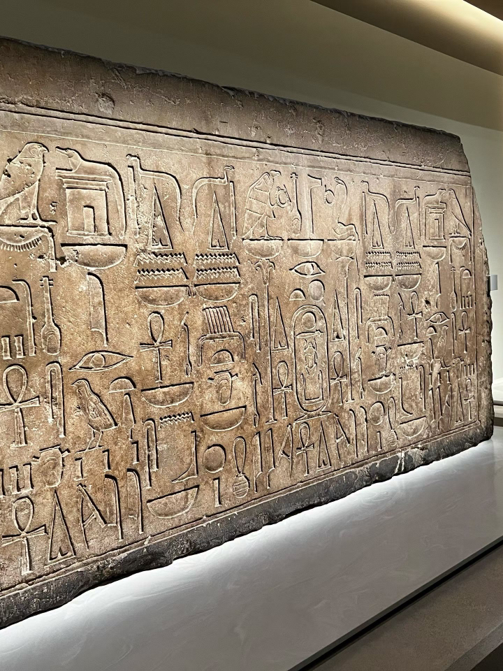 古代エジプトの石碑に刻まれたヒエログリフ展示館で記念撮影。 | Trip