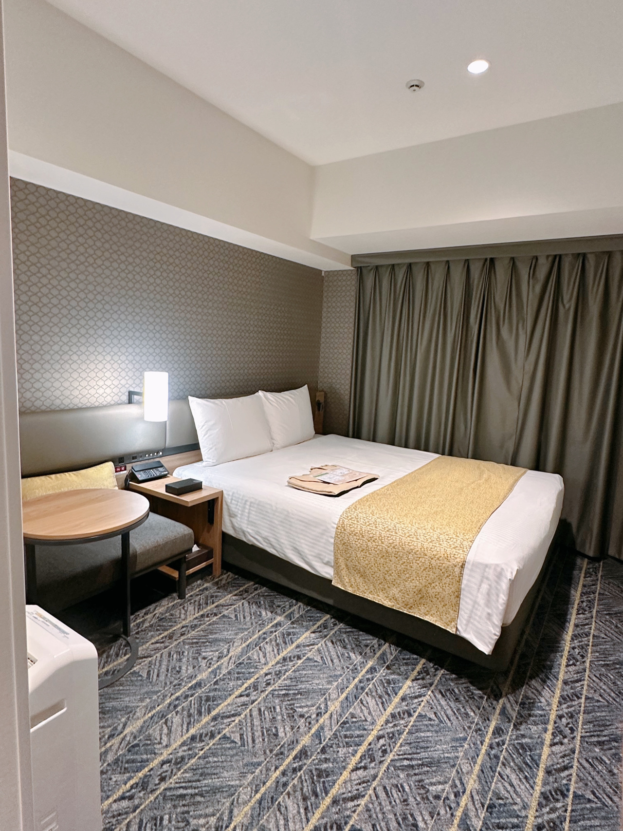 This hotel is the ultimate choice for both early morning and late-night flights.
Located right at Haneda Airport Terminal 3,
it's just a 5-minute indoor walk to the hotel 🏨
The top floor features a natural hot spring,
along with a lounge area where you can take a nap and catch up on sleep.

The hotel is connected to Haneda Airport Garden, which houses around 60 shops and 30 restaurants. There's even a 24-hour Lawson convenience store nearby, making it incredibly convenient! The ground floor features a large, all-weather bus terminal offering direct long-distance buses to central Tokyo (such as Shinjuku and Shibuya) as well as major Japanese tourist destinations like Hakuba and Kusatsu. 

The rooms are quite spacious, and all room types feature Simmons mattresses for a super comfortable sleep! The soundproofing is excellent, and the rooms come equipped with a humidifier and air purifier, so you don't have to worry about dry air. There are plenty of 24-hour self check-in kiosks, so there's no need to worry about long lines!

Transit options: If you need to head to Terminal 1 or Terminal 2 (for domestic flights), you can take the free airport shuttle bus (running every 4 minutes during the day).

📍Hotel Villa Fontaine Grand Haneda Airport
2-7-1 Hanedakuko, Ota City, Tokyo

   