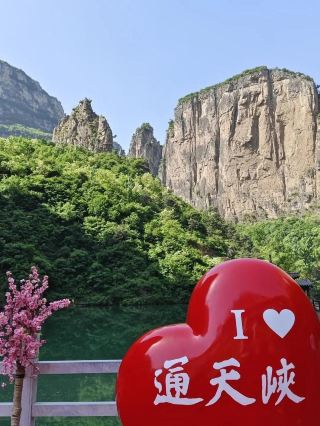 Discover the "Little Jiuzhai" of the North! The Ultimate Travel Guide to Shanxi's Tongtian Gorge.