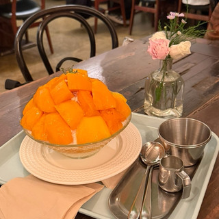 Colline, a large cafe in Hongdae featuring whole Korean apple mangoes!!