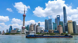 站在百年外灘黃浦公園，看江對岸的摩天時代