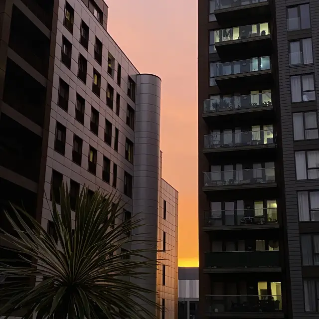 Canary Wharf’s Evening Glow: Sunset Reflections