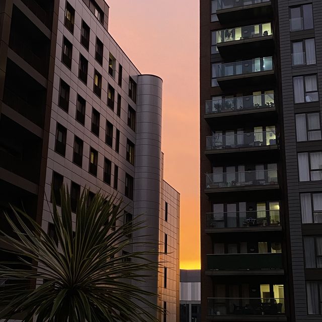 Canary Wharf’s Evening Glow: Sunset Reflections
