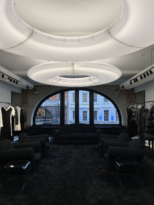 London | Brilliant coffee shop in fashion brand boutique stores