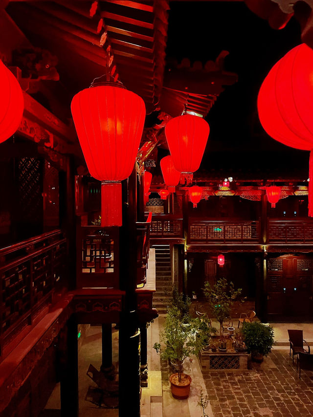 Pingyao After Dark: Lanterns, Neon & a Surprise Gold Fix