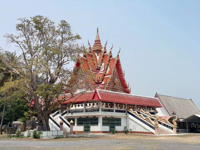 Stunning Buddhist temple by the mountains 