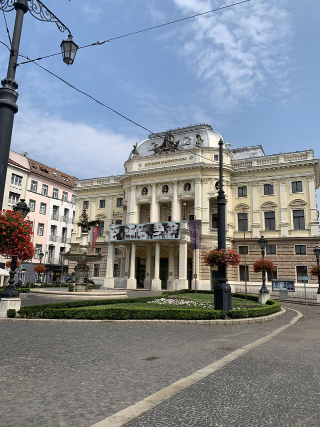 🏰 Bratislava – Charm Along the Danube 🌿✨