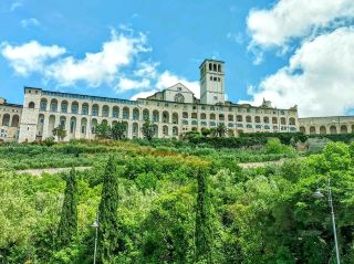 なぜアッシジでハロウィンを祝うのか：神聖な静寂にスパイシーなひねりを加えて