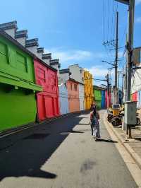 Разноцветная улица рядом с City God Temple