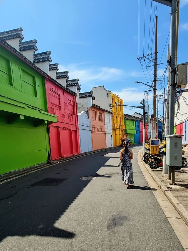 Разноцветная улица рядом с City God Temple Разноцветная улица рядом с City God Temple