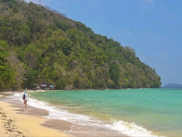 Пляж Лоо Му Ди на Пхи‑Пхи: дикая красота без толп туристов Пляж Лоо Му Ди на Пхи‑Пхи: дикая красота без толп туристов