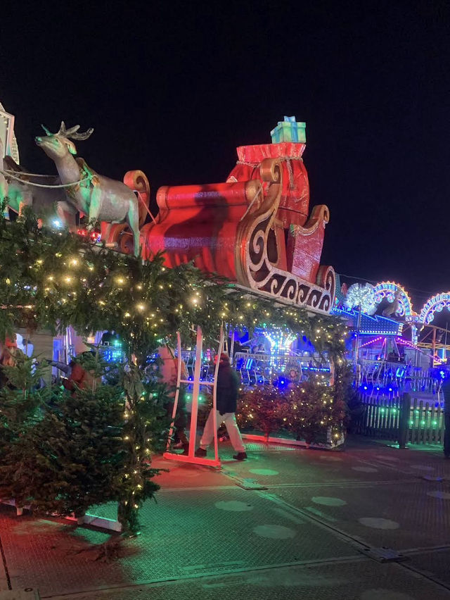 The scent of roasted chestnuts and gingerbread fills Hyde Park Winter Wonderland! 🌰🍪 The scent of roasted chestnuts and gingerbread fills Hyde Park Winter Wonderland! 🌰🍪