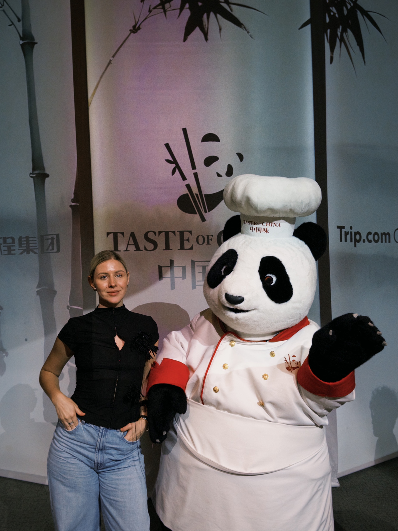 We checked out the immersive restaurant Taste of China, and it’s way more than just grabbing a bite. It’s an authentic journey across China without ever leaving your table 🇨🇳
Picture this: you're surrounded by 270° projections and 360° surround sound, magically transporting you from the misty mountains of Jiangnan to the rippling waves of the Li River, and onto the iconic Bund in Shanghai ⛩️
Everything moves, echoes, and comes alive right around you.
Every dish represents a different region of China...
Each course is perfectly paired with a specific tea and accompanied by its own story. Between servings, you're treated to a live show featuring traditional dances, face-changing, and kung fu elements.
And yes, there's even a virtual panda chef 🐼
You can try on traditional Hanfu, play interactive games right on your table, and truly feel like you're part of the action.
We honestly loved it: the show is spectacular, the food is delicious and unique, and the vibe makes you feel like you're starring in a movie.
If it's your first time flying to China and you're visiting Shanghai, I highly recommend making this your very first stop 📍
It’s an incredible way to "meet" the country all in one unforgettable evening 🤍