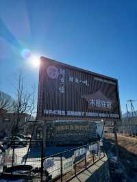 上個週末和朋友去京郊水長城玩，在那邊發現了一家私湯山景民宿，感覺好夢幻，像到了聖托里尼！陽光☀️灑進房間的時候，太幸福的感覺