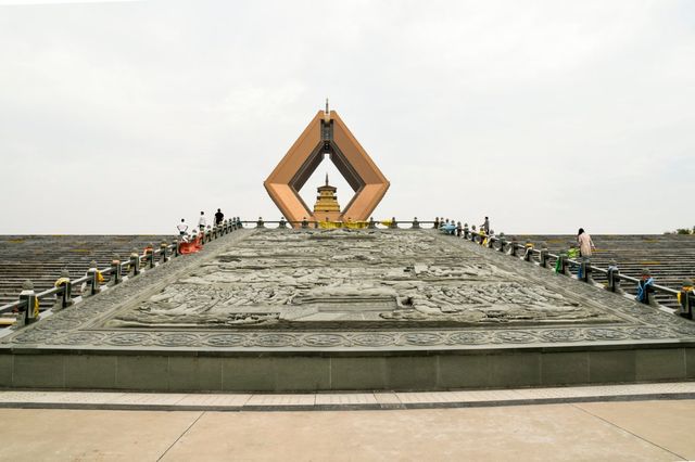 法門寺，又稱法雲寺，位於陝西省寶雞市扶風縣法門鎮，有“關中塔廟始祖之稱”