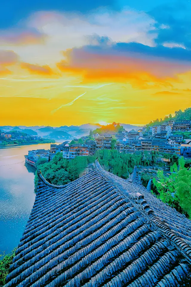 Furong Town! A millennium-old town hanging on a waterfall, dazzling your visual feast!