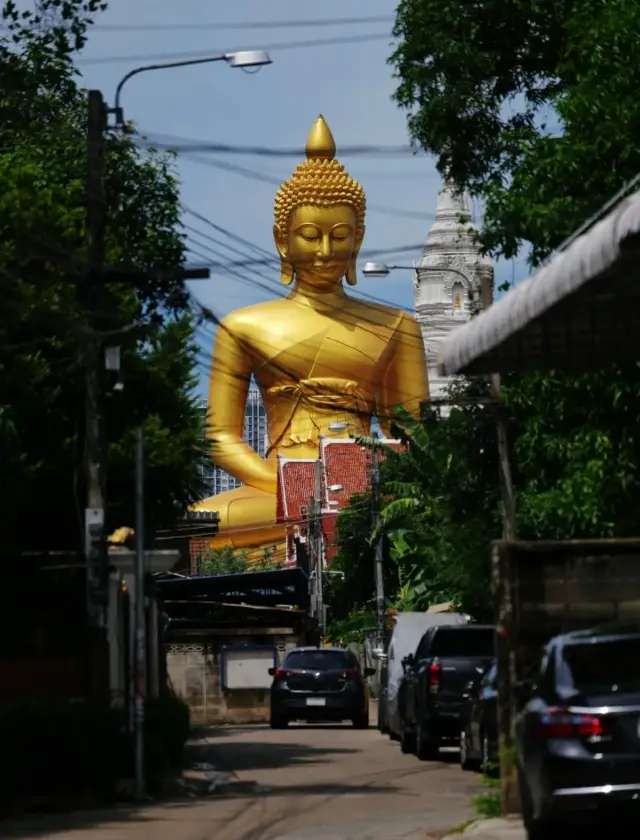 The colossal pure gold Buddha statue on the streets of Bangkok