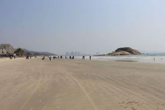 踩著細沙踏浪，徒步“醉美海岸線”