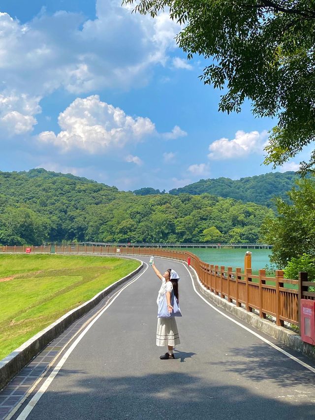 就在廣州藏在白雲山的夏天漫畫小草原