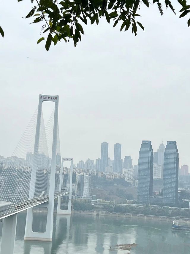 重慶｜山城巷，懸崖邊上的“立體迷宮”||