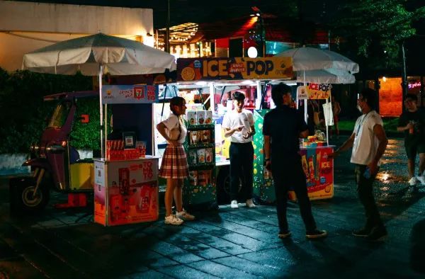 紅藍交織的曼谷夜市🌃