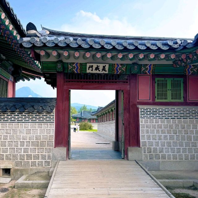 首爾景福宮：紅牆綠樹交相輝映，絕美宮殿