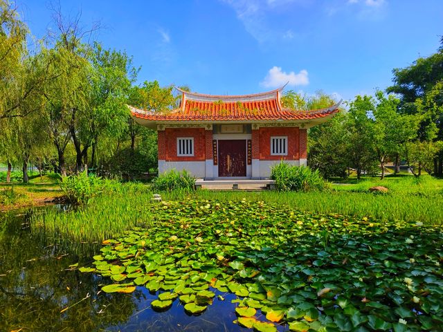 武漢園博園離漢口站頗近，有地鐵，但下車後要走一段路程。園博園頗大，需要收門票。如果純步行遊玩會略為耗費體力。