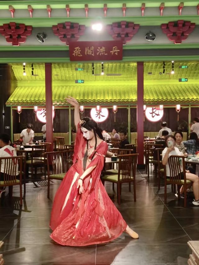 吾悅五樓最大最亮最出色的餐廳！環境真的太好了，大廳和包間都很漂亮，尤其是南天門包間對著一幅超大賽博山水畫。