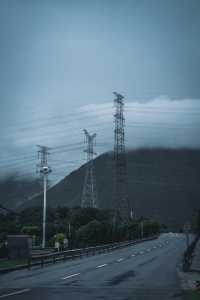 不在新疆蘇州人有自己的「阿勒泰」||雨後通往大陽山的路上， 只見山間霧氣繚繞， 彷彿一幅流動的水。