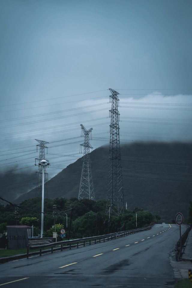 不在新疆蘇州人有自己的「阿勒泰」||雨後通往大陽山的路上， 只見山間霧氣繚繞， 彷彿一幅流動的水。