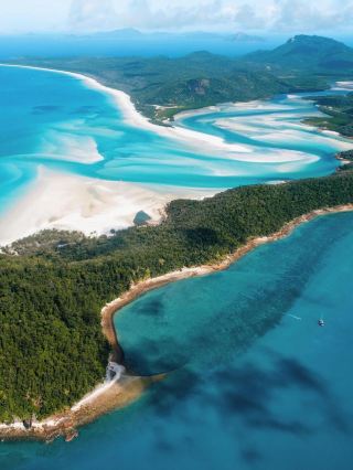 Great Barrier Reef: Underwater Wonder, Nature's Kiss