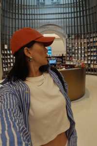 教堂改建的咖啡書店有點酷。