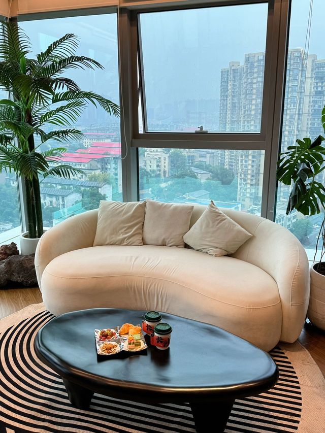 地鐵站附近的高樓景色真的絕美。