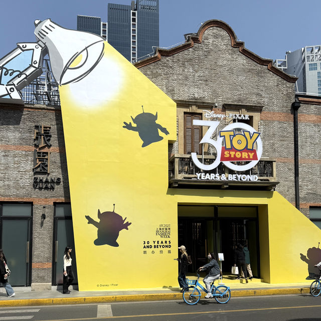 상하이 패션위크 기념으로 토이스토리와 합작을‼️