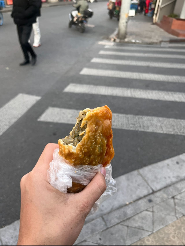 Smelly Snacks, Sweet Bites & Russian Vibes on Nanjing Road! ✨🛍️🍜🍦
