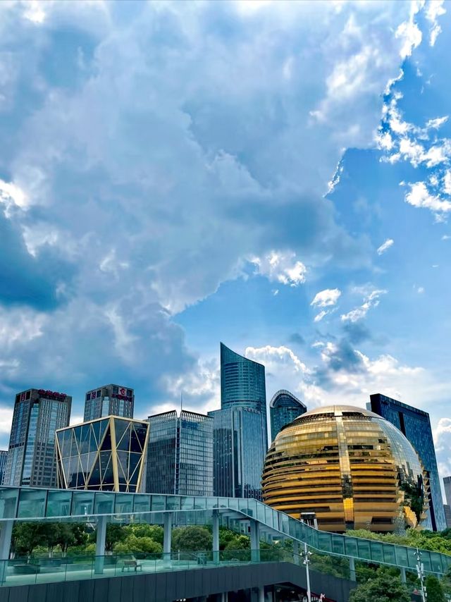 杭州的夏日晴空令人驚艷。