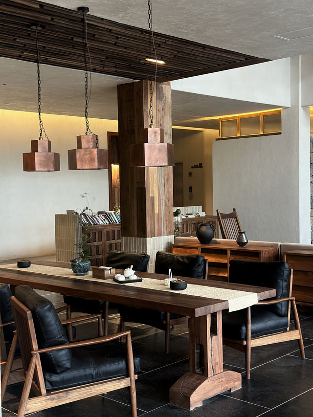 陽朔千古情景區旁,藏著一家侘寂風隱世酒店。 陽朔千古情景區旁,藏著一家侘寂風隱世酒店。