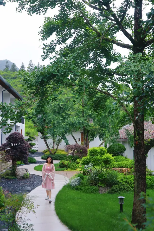 Just 3 minutes to Huangling Scenic Area, a super-healing mountain retreat