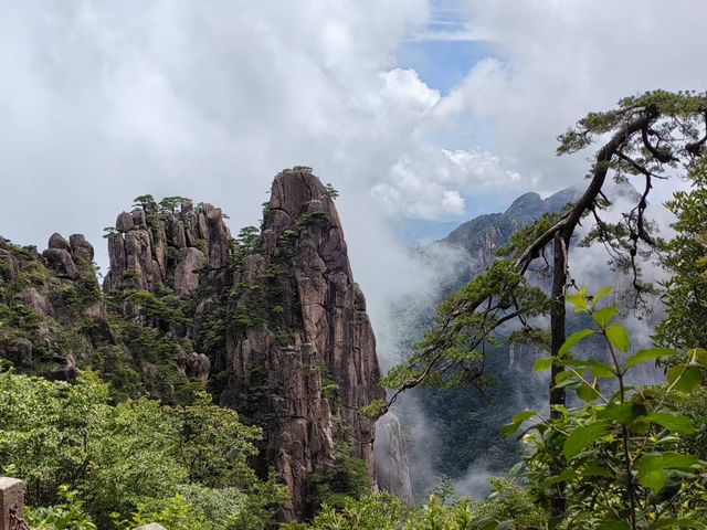 頂著25℃嘅暖陽，我用8小時走完黃山最硬核嘅徒步路線！雖然天都峰臨時關閉有啲小遺憾，但呢絕對係