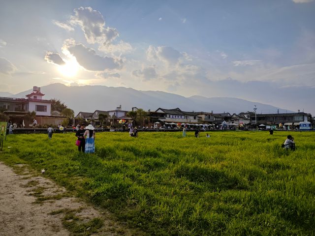 大理必去打卡嘅喜洲古鎮一日遊！騎住電動車，穿梭喺洱海邊嘅田園風光入面，呢份文藝又寫意嘅行程安排收好喇