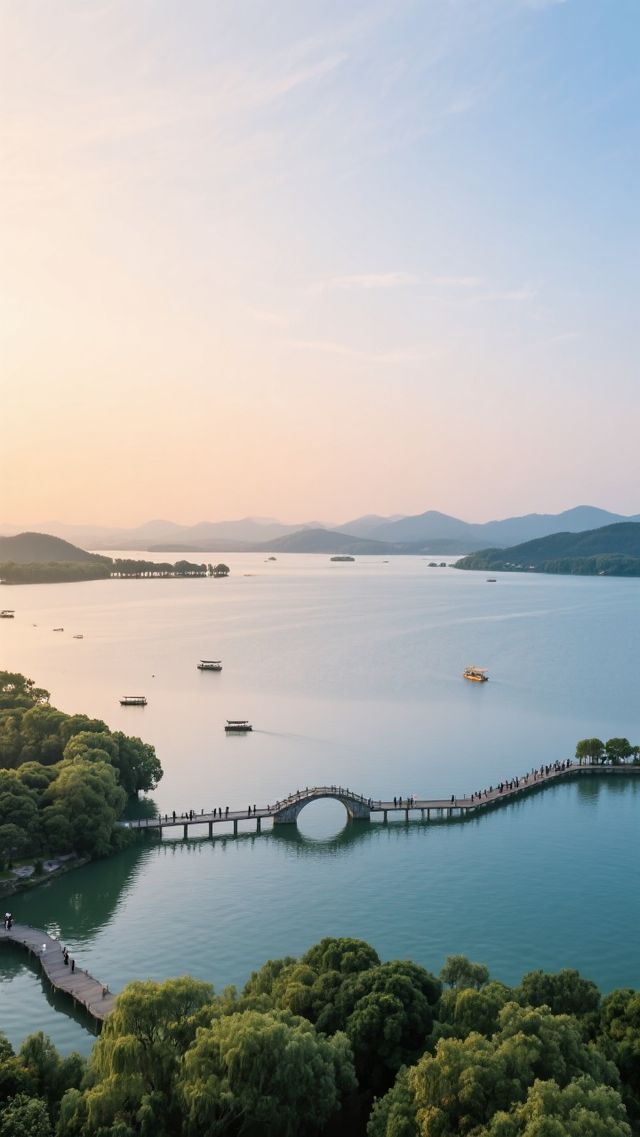 天哪!住進太湖邊的星空穹頂房,醒來就是湖光山色,美到說不出話來。 天哪!住進太湖邊的星空穹頂房,醒來就是湖光山色,美到說不出話來。