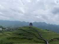 1 在這片被時光輕撫的土地上 每一塊石板路都鐫刻著故事 每一縷炊煙都纏繞著鄉愁 漫步於古城的晨曦 讓