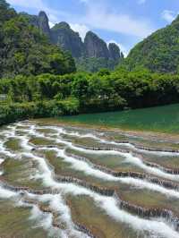 德夯,苗語的音譯,意思為「美麗的峽谷」。