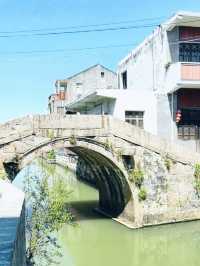 唐代楊氏家族在此修建的橋樑，連接南北，成為古鎮的象徵