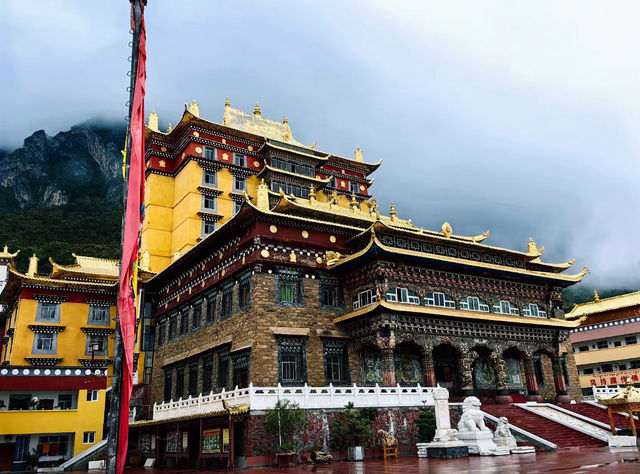 木里大寺:雪山下的金色信仰 木里大寺:雪山下的金色信仰