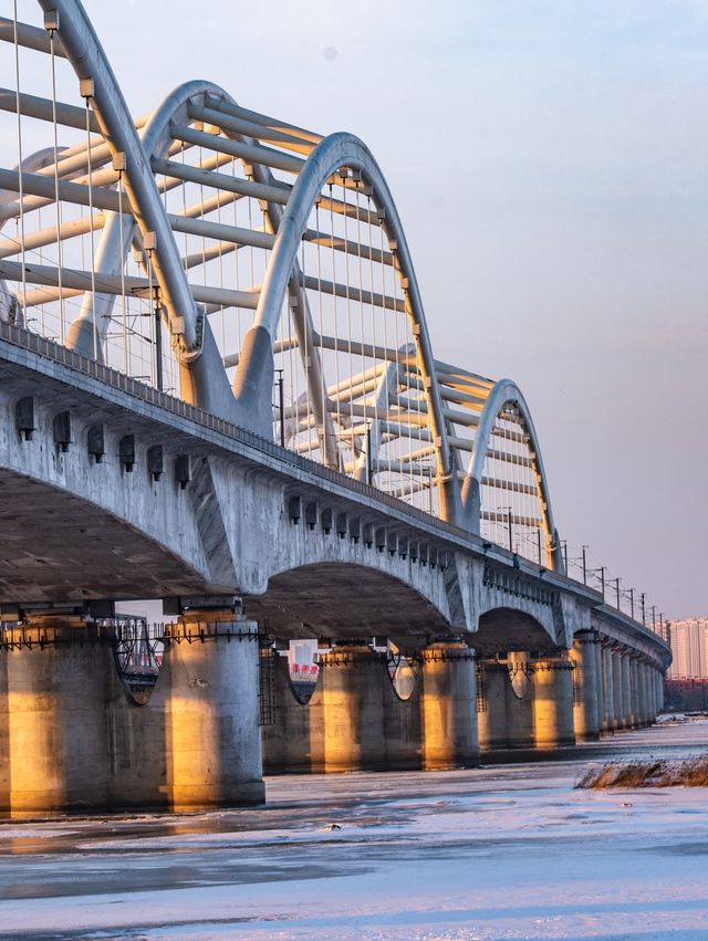 震撼！冰凍期松花江美成天然滑雪場，日落+摩天輪絕了！