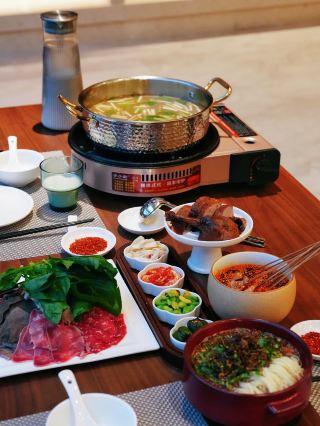 When you come to Leshan, you can enjoy all the delicious food in the city while staying in a hotel.